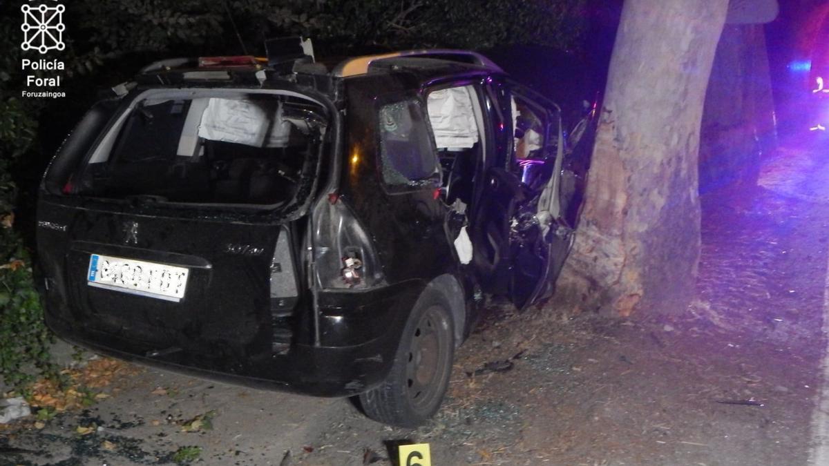 Imagen del turismo accidentado en la NA-1110.