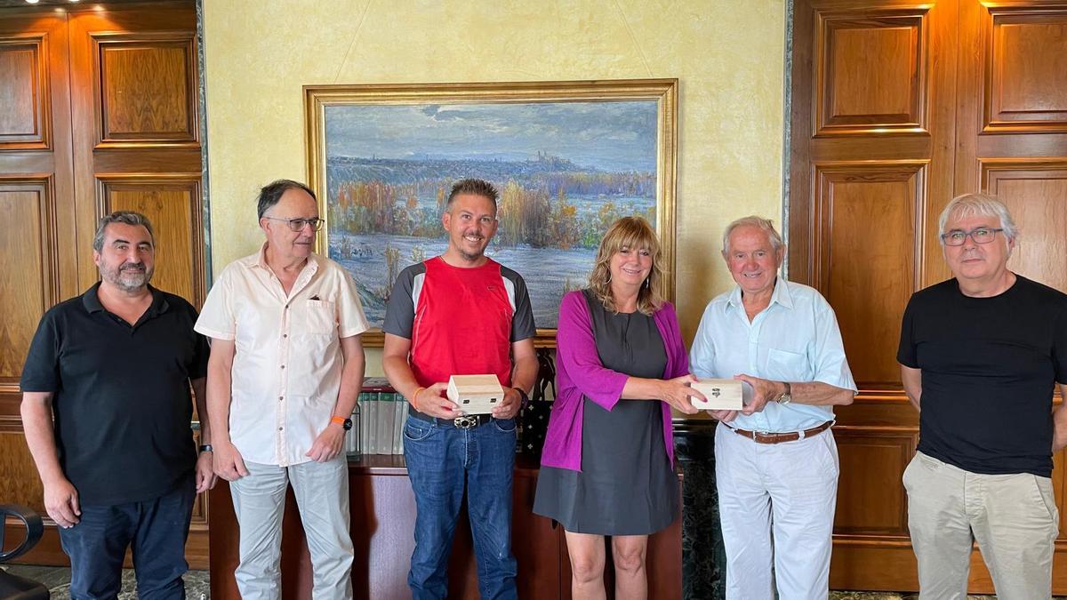 De izda a dcha: César Layana (Instituto Navarro de la Memoria), Teo Ronco (amigo), Ángel Oliver Miranda (hijo), la vicepresidenta Ollo, José María Oliver (hermano) y Josemi Gastón (director del Instituto Navarro de la Memoria).