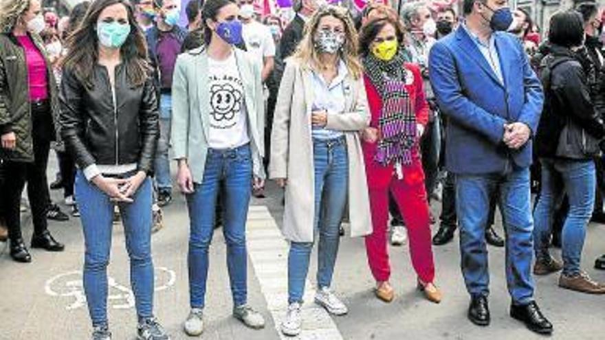 Las cuatro ministras y Ábalos, ayer, en la manifestación. Fotos: Efe