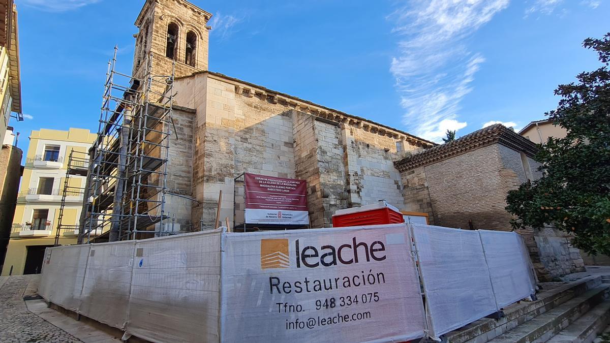 La fachada de la iglesia de Santa María Magdalena en obras el año pasado.