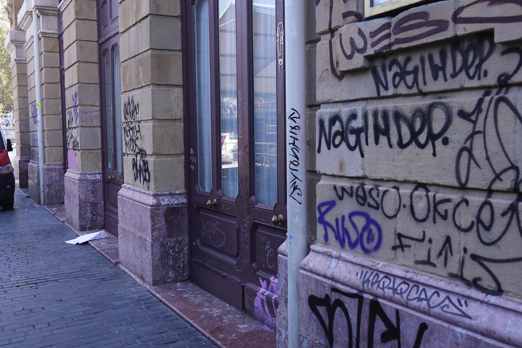 En fotos: vandalizan la fachada y las entradas del teatro Arriaga