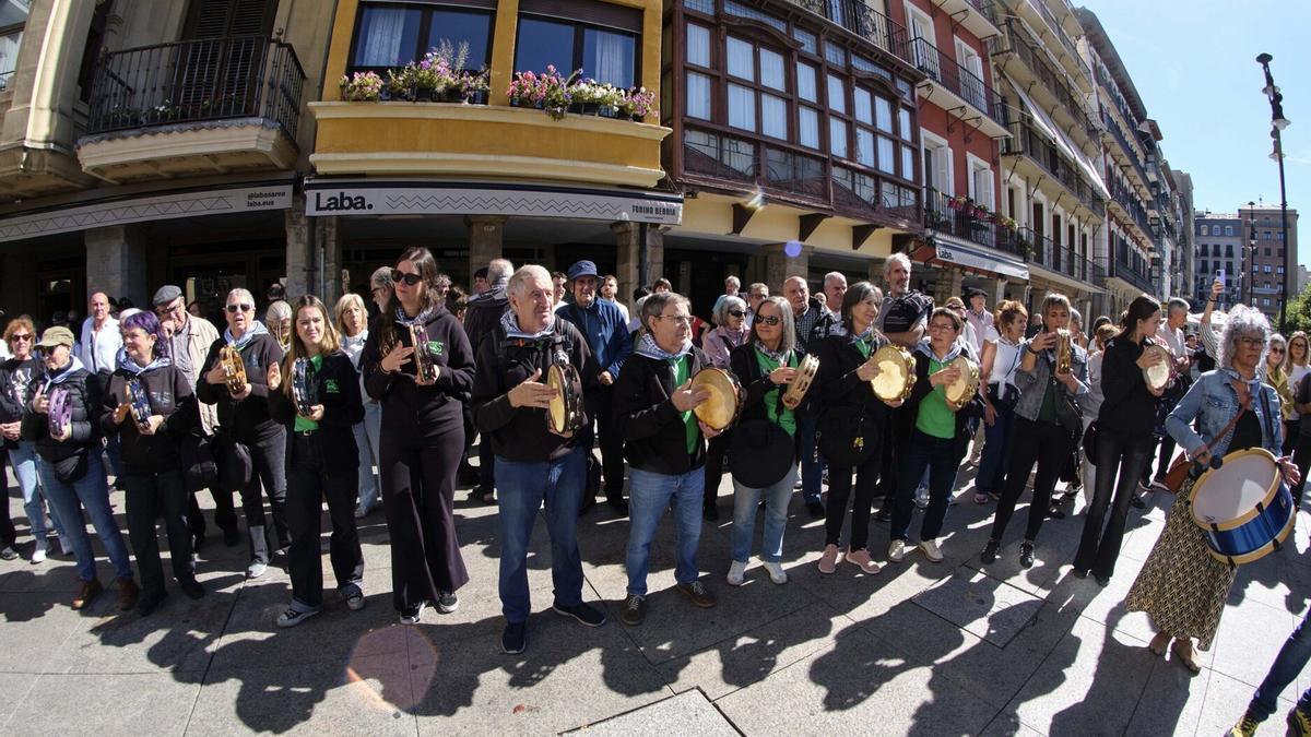 Fanfarres, trikititxas y el kantuz han animado las calles del Casco Viejo.