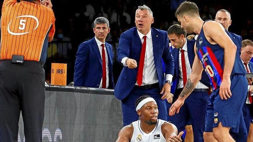 Jasikevicius pide explicaciones a Hierrezuelo en la final de la pasada Supercopa celebrada en Sevilla.