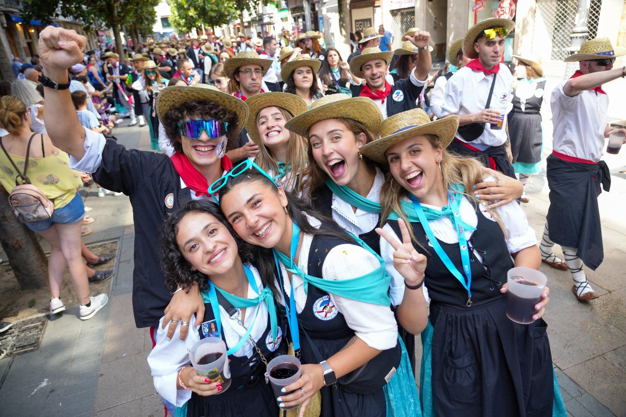 En imágenes: Blusas y neskas desfilan en el primer paseíllo
