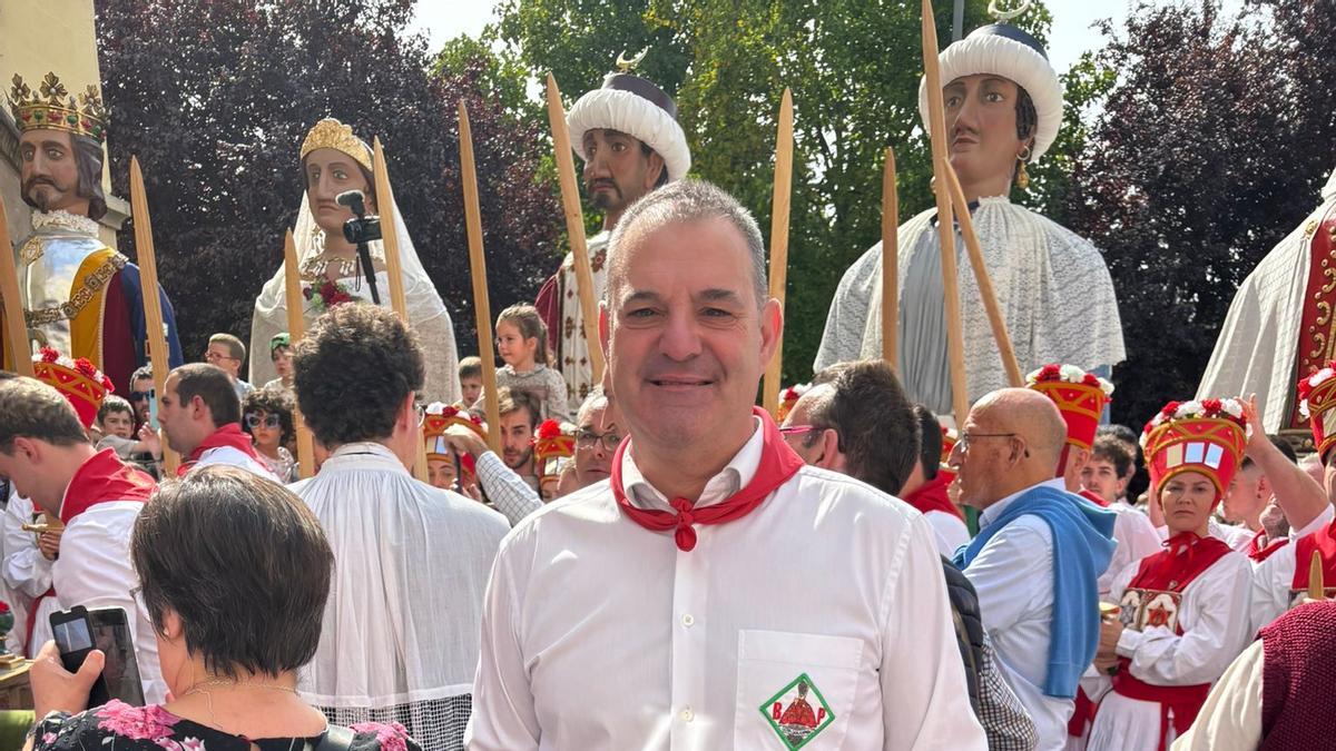 Manu Gurucelain, portador de San Fermín desde hace 37 años, posa junto a los gigantes en la antigua iglesia de Corazonistas.