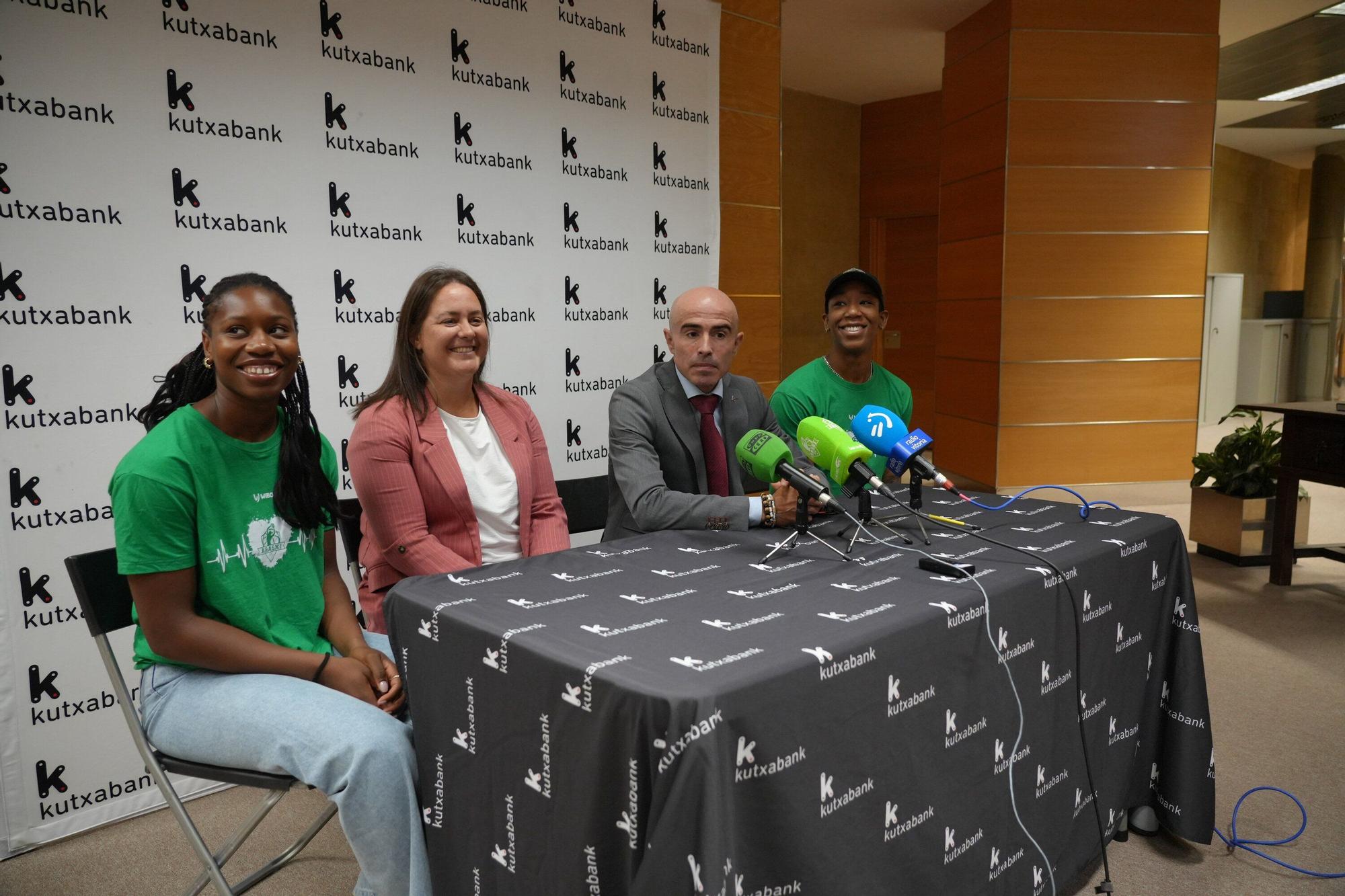 Dembele y Toussaint, presentadas como jugadoras del Araski