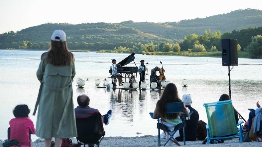 El embalse de Urrunaga se llena de música con ‘Caribe Flotante’