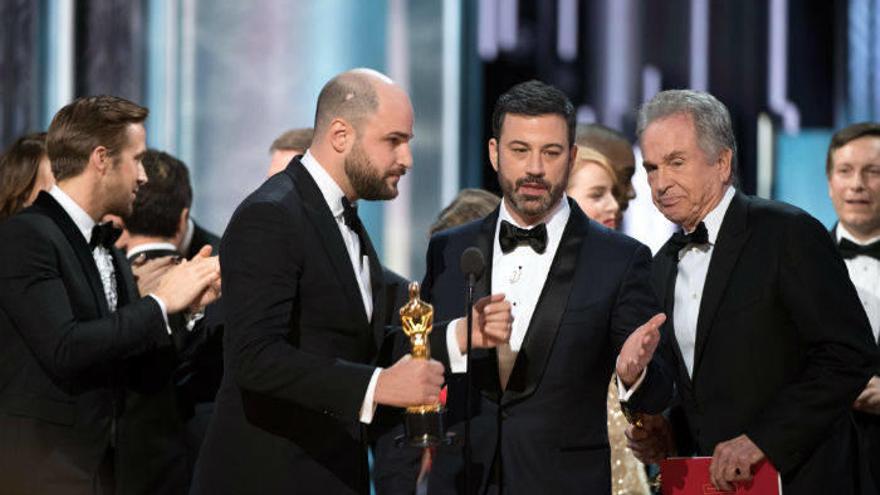 Un clamoroso error a la hora de anunciar la ganadora de la estatuilla a la mejor película eclipsó una edición de los Oscar que, hasta ese desgraciado colofón, estuvo marcada por las críticas de Hollywood a Donald Trump.