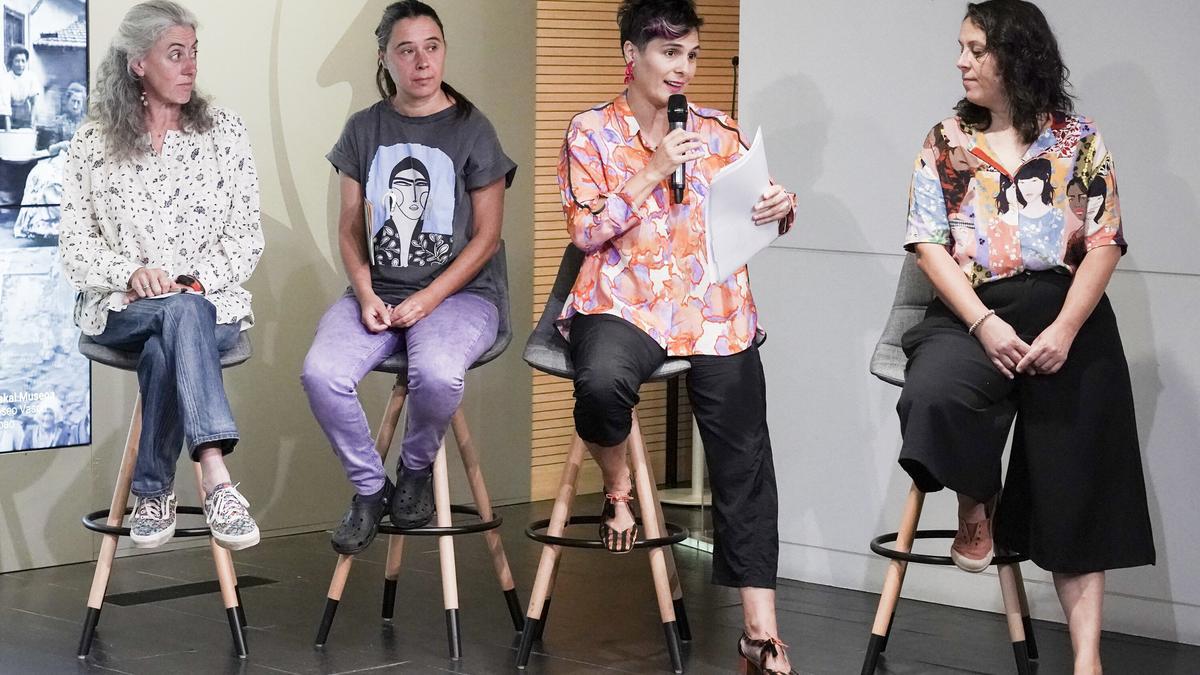 La diputada Arantza Atutxa junto a Nieves Martínez de Morentin, Amets Ladislao y Lorea Momeñe