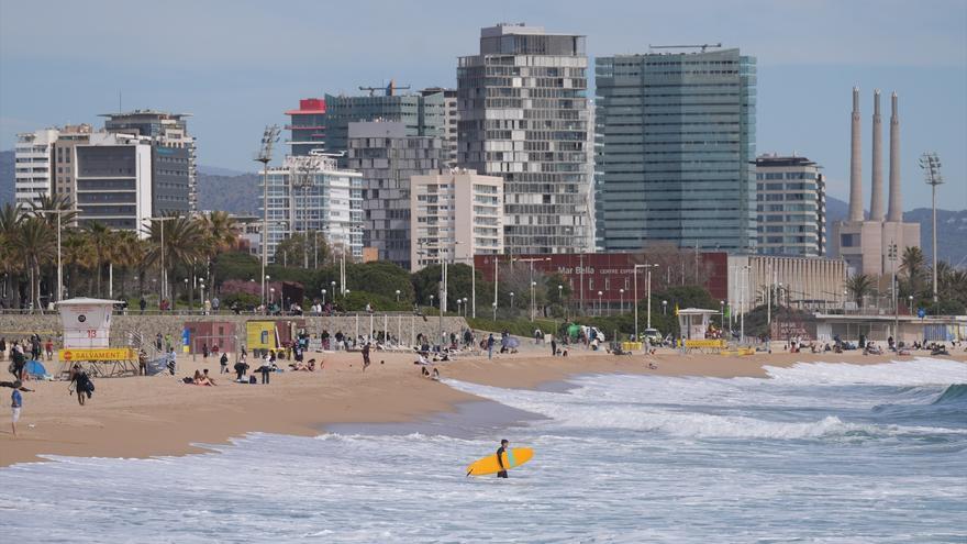Muere ahogado un hombre en la playa de Sant Miquel de Barcelona