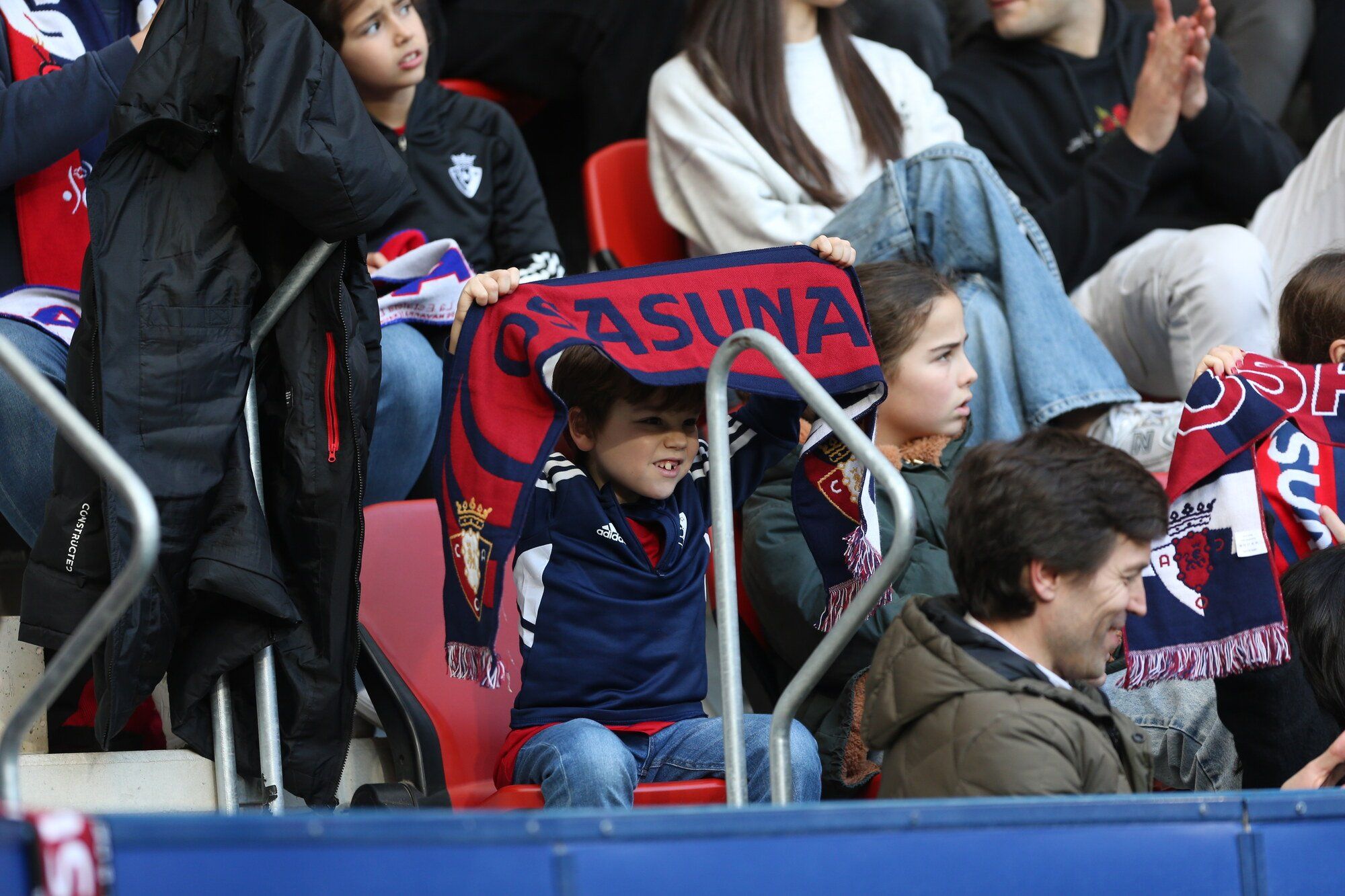 Sol y calor en la grada de El Sadar. ¡Búscate en nuestra galería!