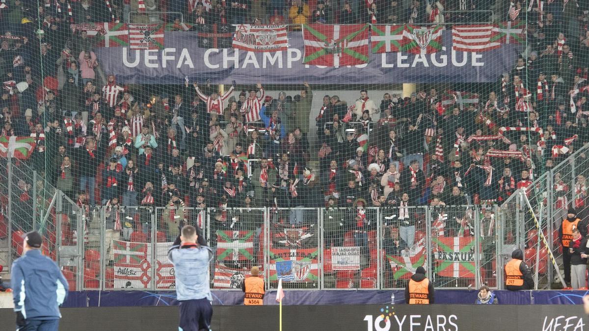 Aficionados del Athletic animan al equipo en Praga.