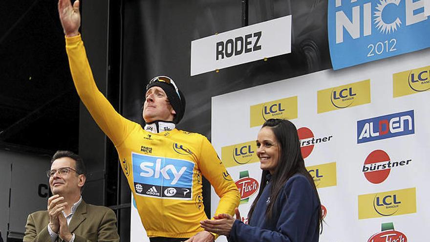 El británico Bradley Wiggins , del Sky ProCycling, celebra en el podio con el jersey amarillo de líder de la clasificación general, al término de la cuarta etapa de la París Niza.