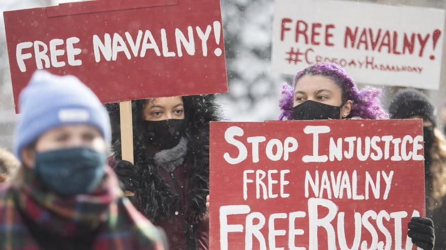 Varias personas reclaman la liberación de Alexei Navalni.