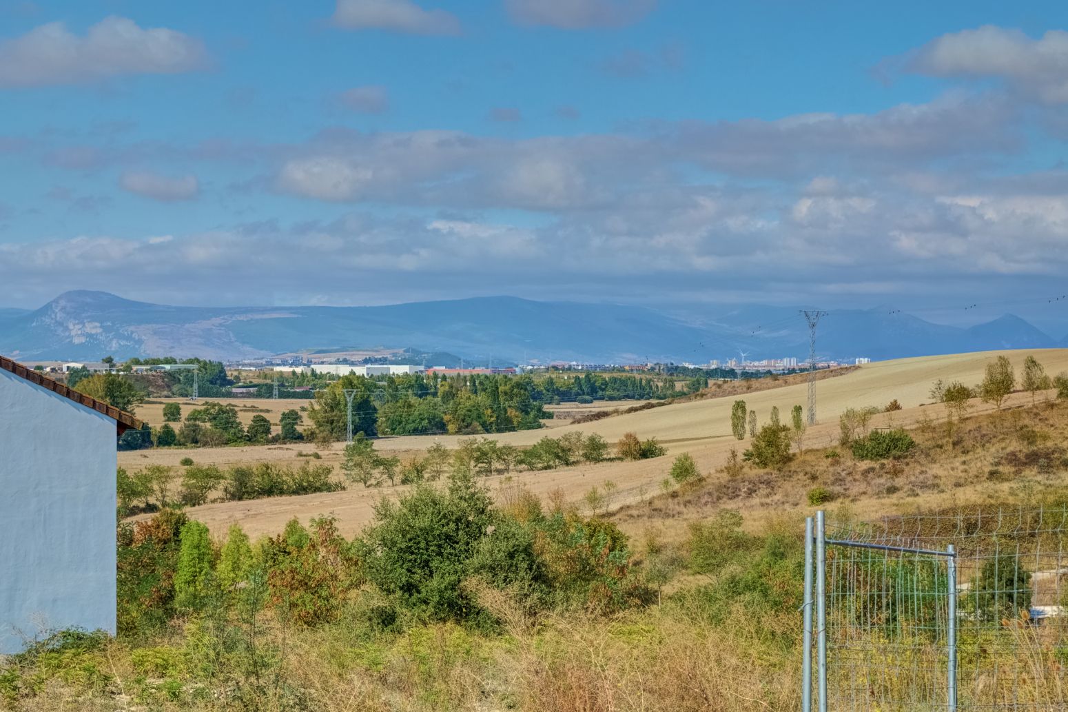 Oportunidad única en el valle de Aranguren: parcela urbanizada de 635 m² lista para tu proyecto