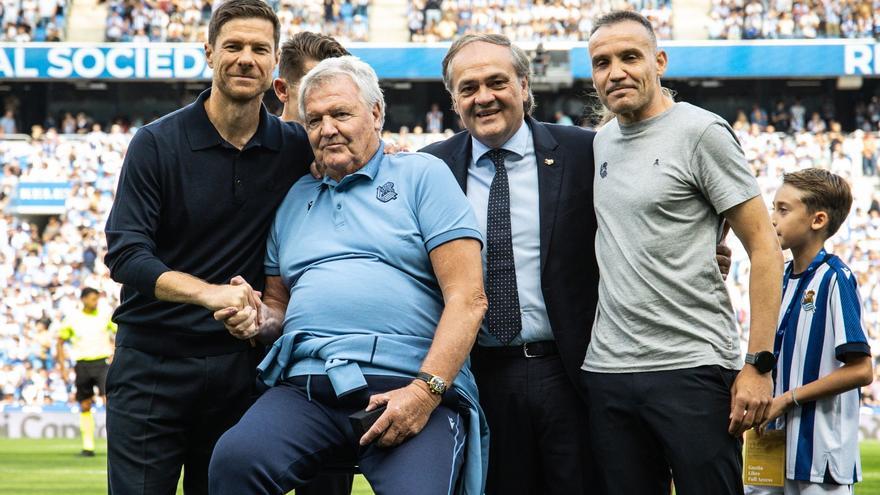 Anoeta homenajea a John Toshack