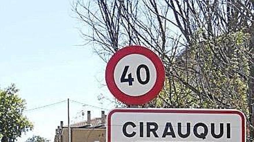 Cartel de acceso a Zirauki.