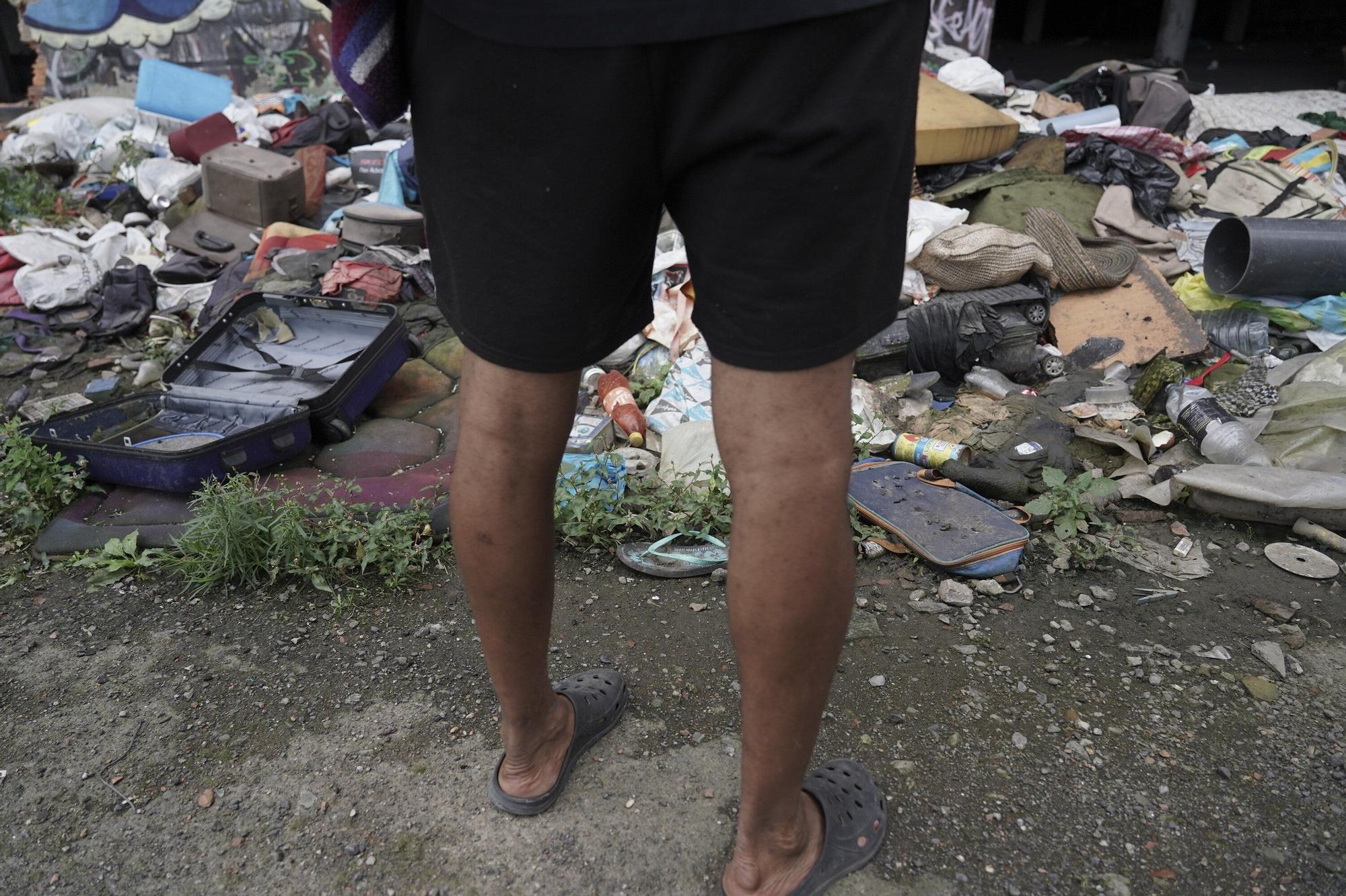 En imágenes: así viven 150 personas en dos pabellones en ruinas en Zorrotzaurra
