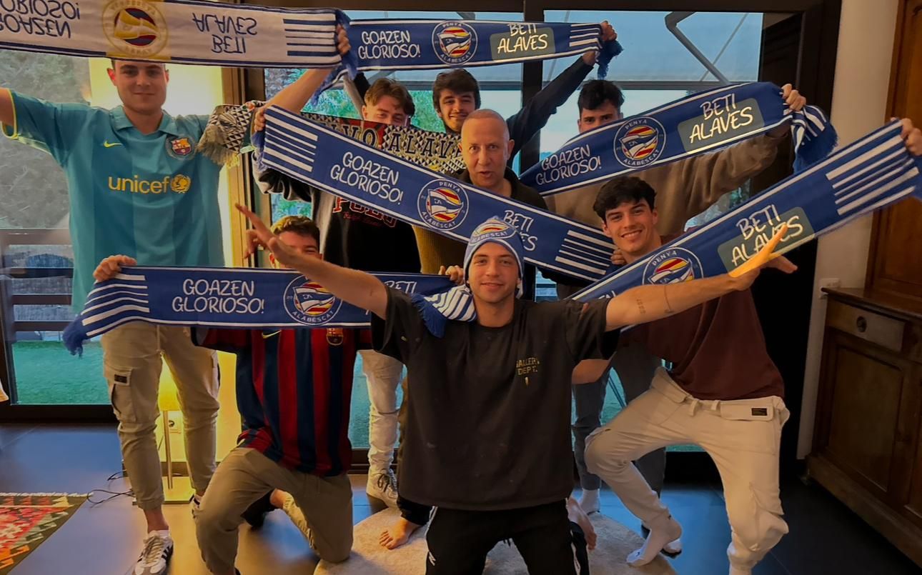 Penya Alabèscat, 10 años animando al Alavés en la distancia