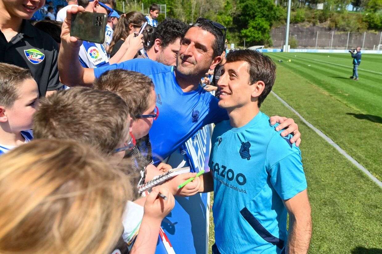 La Real se entrena junto a su afición en Zubieta.