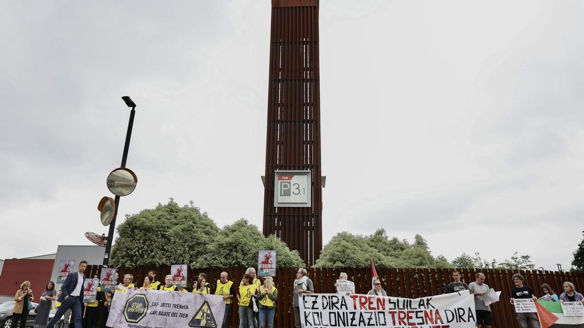 Protesta de Amnistía Internacional frente a las instalaciones de CAF en Beasain contra sus proyectos en Israel.