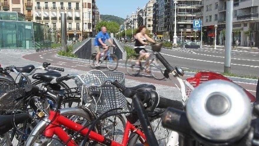 Los agentes empiezan a sancionar a los ciclistas que incumplen la normativa