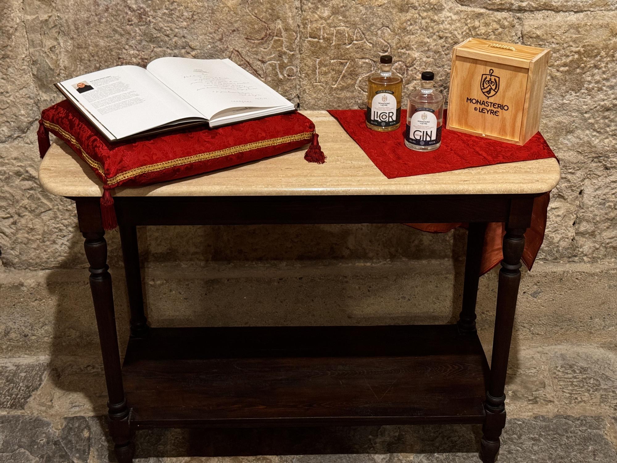 Los regalos con los que se les ha obsequiado a los Reyes y a la Princesa Leonor en su visita al Monasterio de Leyre.