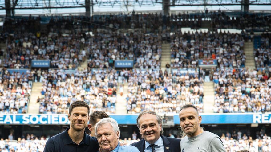 Anoeta homenajea a John Toshack