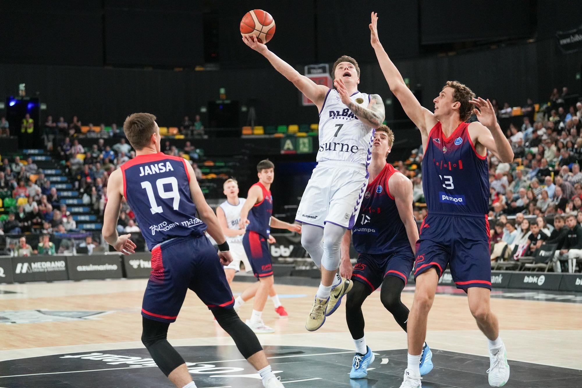 Justin Jaworski, máximo anotador del Surne Bilbao Basket con 29 puntos, penetra a canasta ante el Basket Brno.