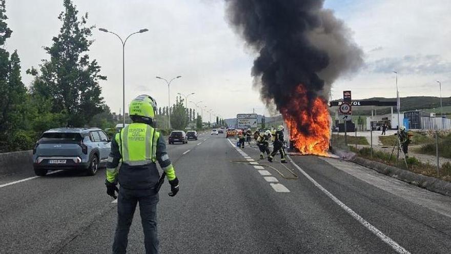 Fotos del incendio de una villavesa en la Ronda de Pamplona a la altura de Mutilva