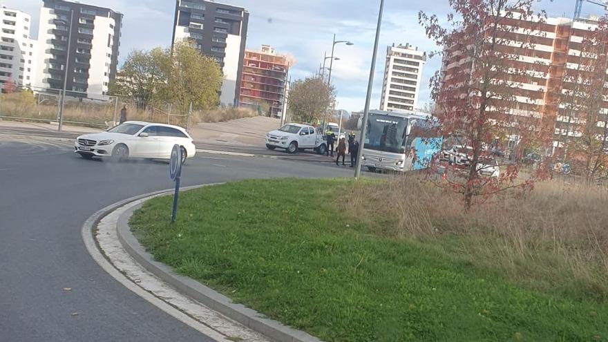 Accidente entre un coche y un autobús en Zabalgana