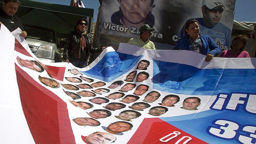 amiliares de los 33 mineros atrapados en el yacimiento de San José se reúnen en el día en que se cumplen 2 meses del accidente.