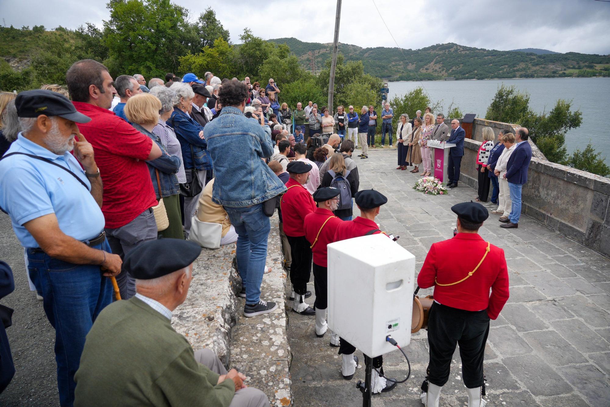 En imágenes: Homenaje a los pueblos desaparecidos por el embalse de Ullíbarri-Gamboa