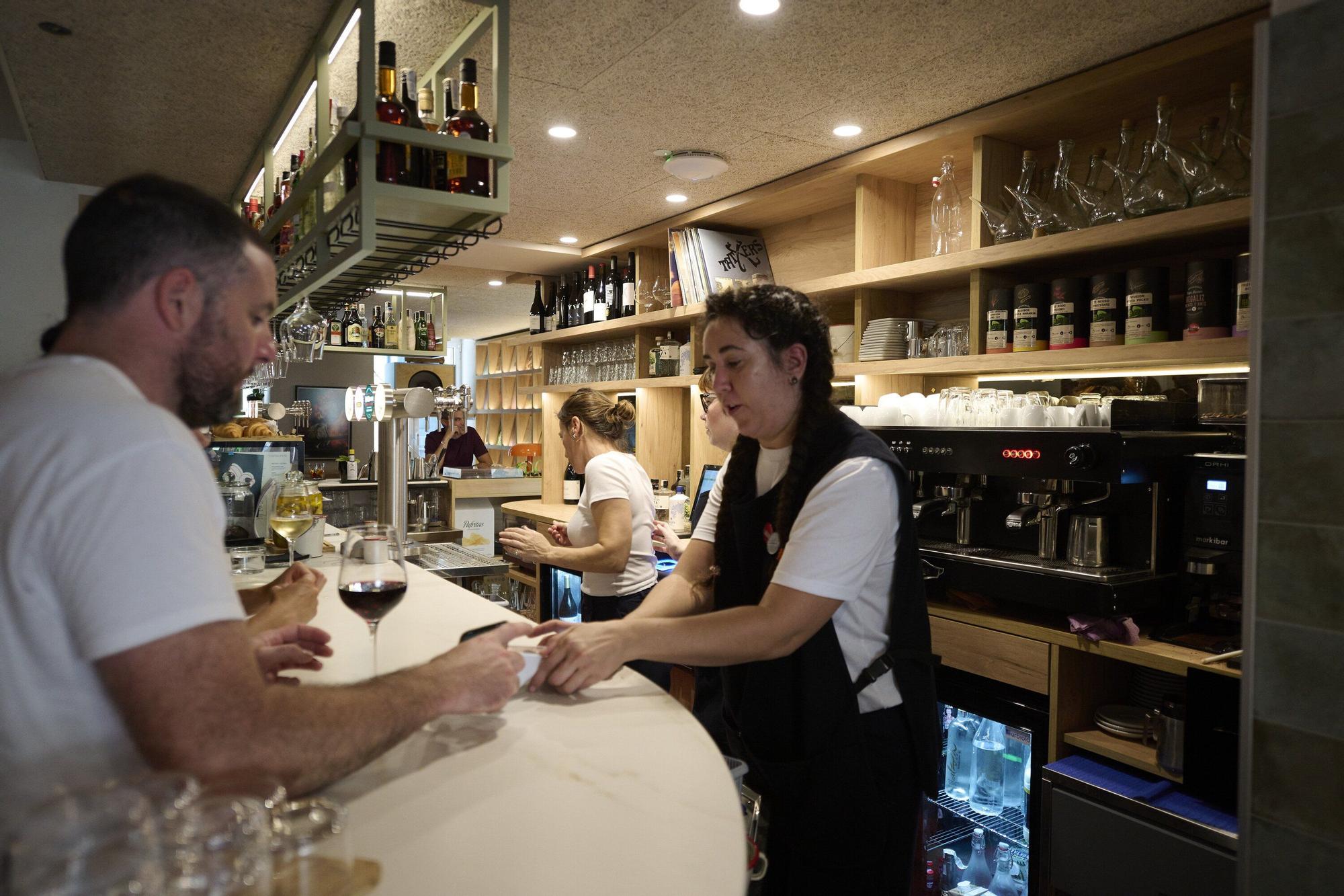 Fotos de la inauguración del bar Laba Elkartea en la Plaza del Castillo