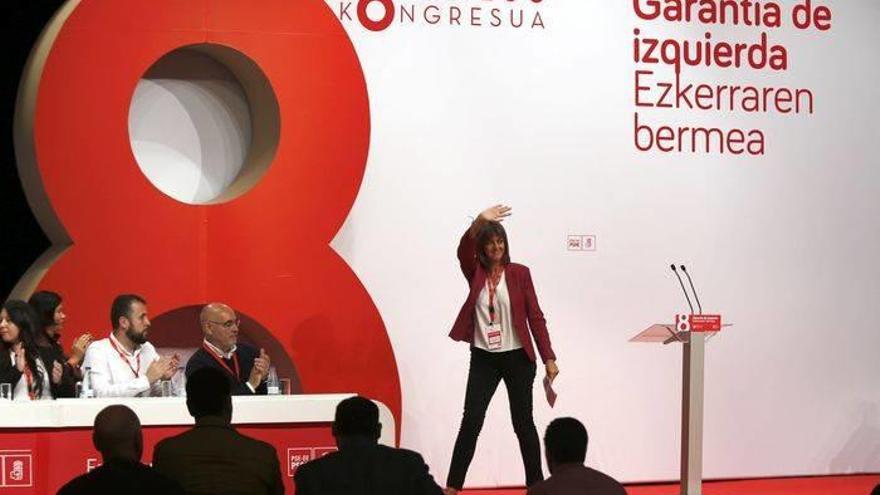 La secretaria general de los socialistas vascos, Idoia Mendia, saluda a los simpatizantes tras su intervención en el VIII Congreso que el PSE-EE