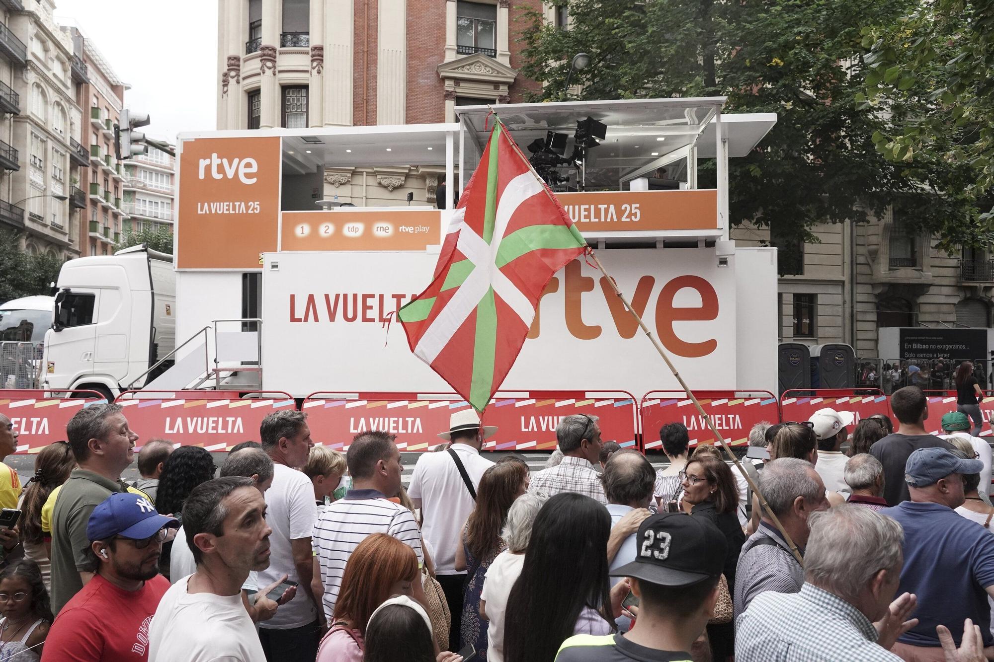 En imágenes: protesta contra el Israel al paso de la La Vuelta por Bilbao