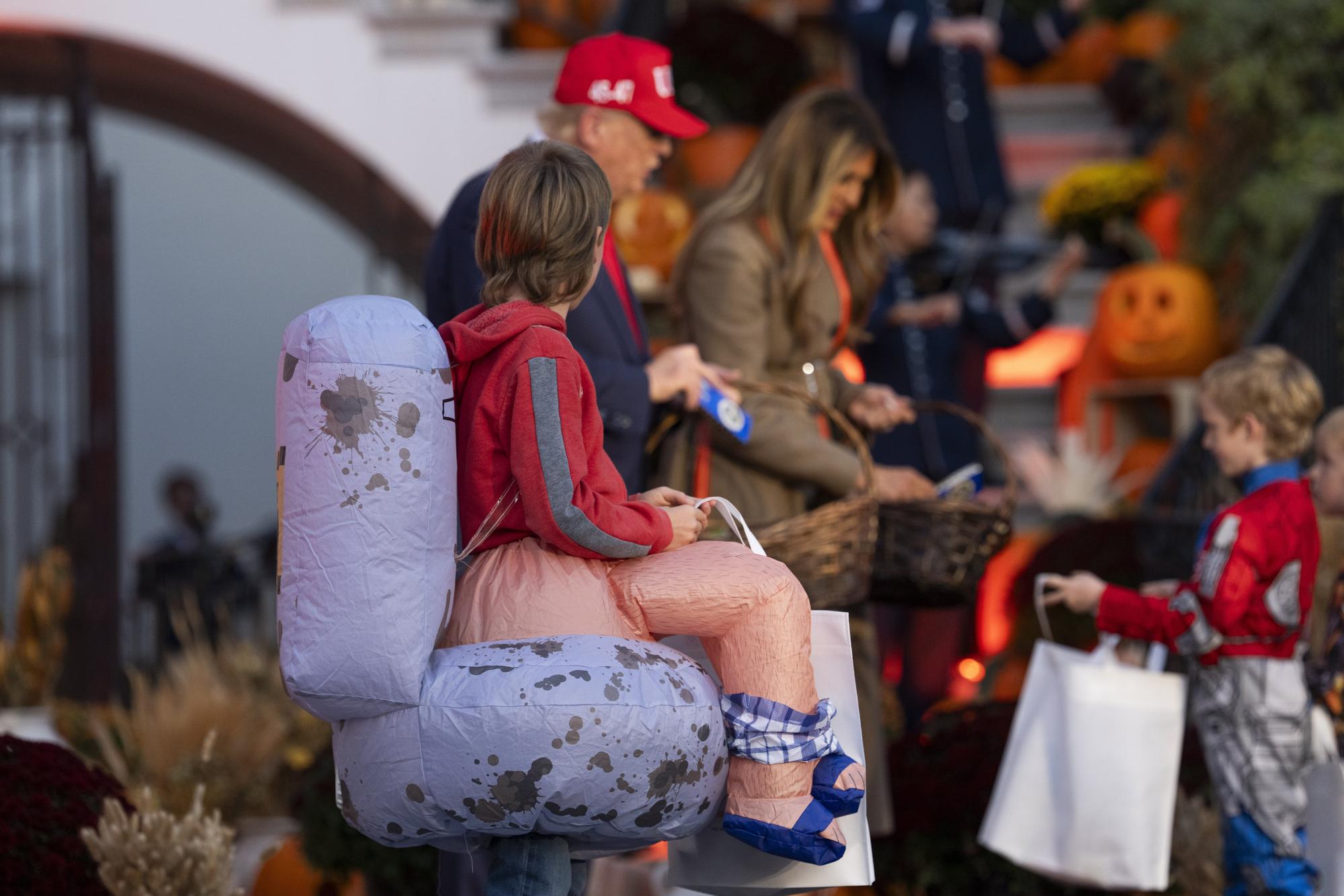 Melania y Trump se rinden ante Halloween: dulces, niños y calabazas en la Casa Blanca