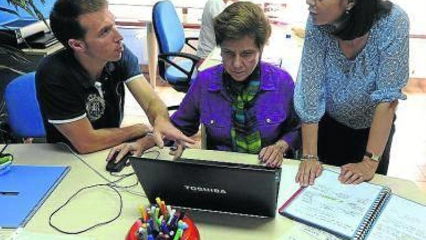 Sergio Fernández consulta con las expertas.