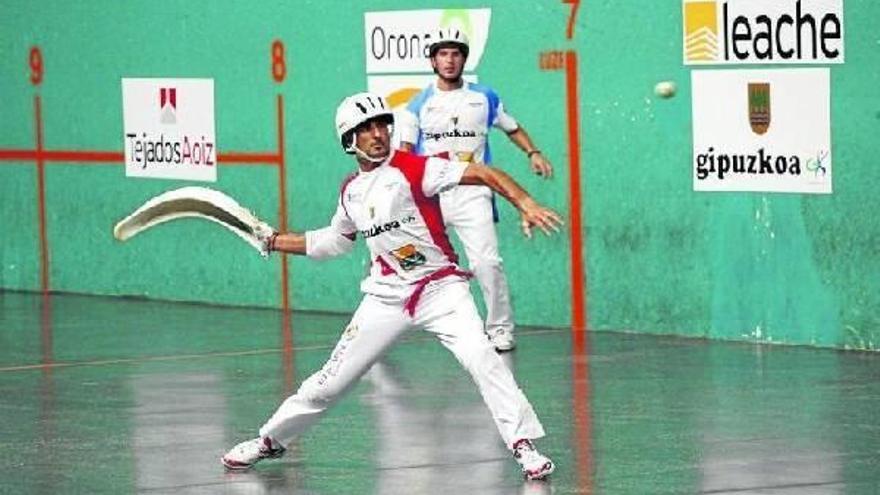 Patxi Zeberio (justo antes de golpear) y Xanti Uterga, durante un partido anterior entre ambos.