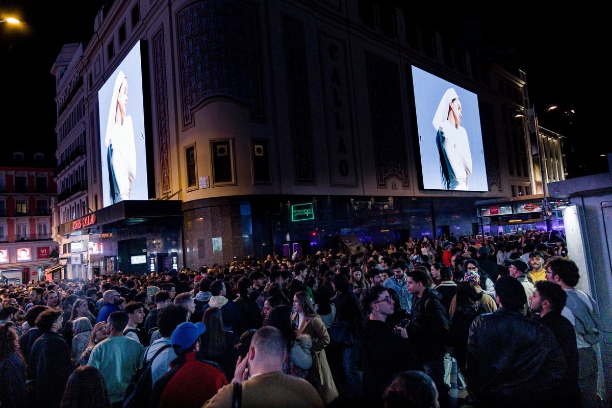 Rosalía presenta su disco en las pantallas de Callao y desaparece entre miles de fans