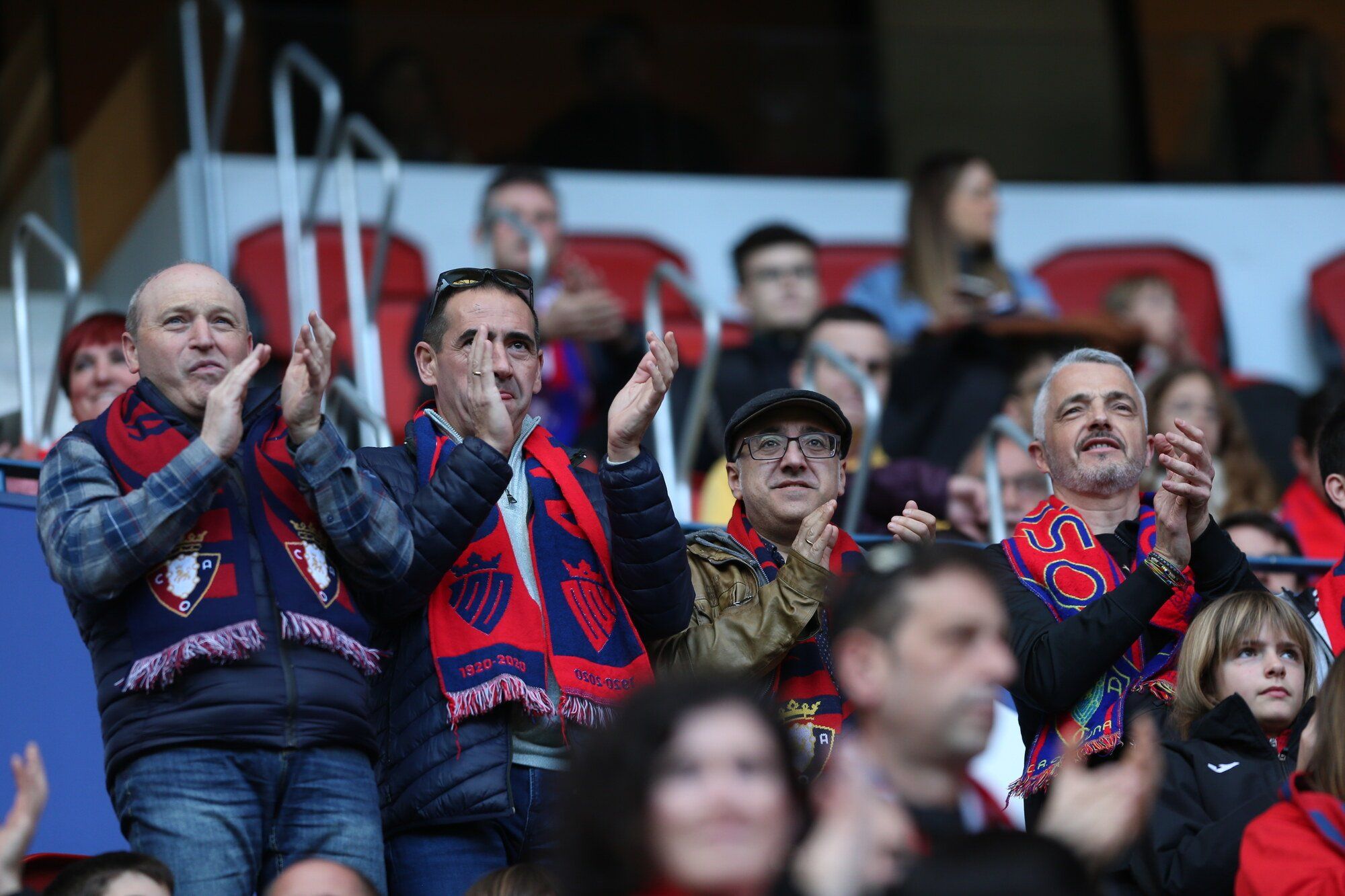 Sol y calor en la grada de El Sadar. ¡Búscate en nuestra galería!