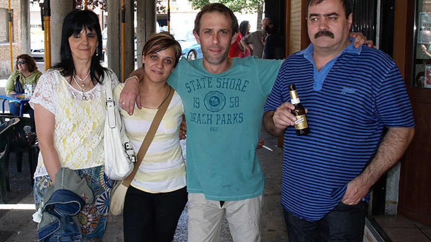 Los agraciados, Paqui Marcos y Antonio Vera (a los lados), junto a Mº Mar Calvo y Francisco Javier Bailón, del bar JJ, donde se vendió el premio.
