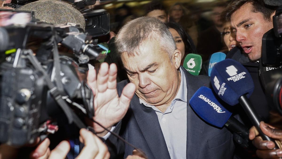 El ex secretario de Organización del PSOE Santos Cerdán saliendo este miércoles de la cárcel de Soto del Real.