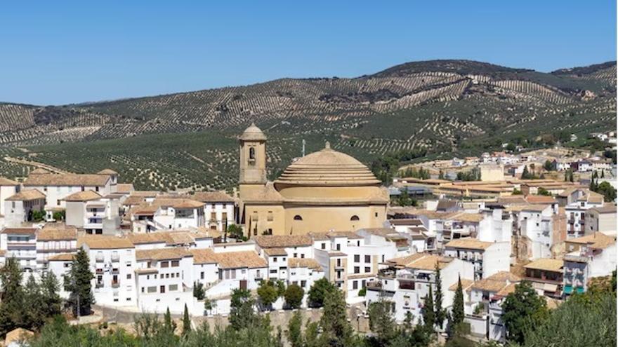 Montefrío, en Granada, sigue vigilada por la Guardia Civil tras el ataque con un hacha