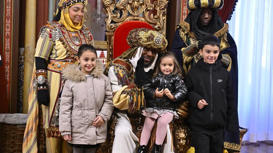 Los Reyes Magos reciben la ilusión de los más pequeños de Bilbao