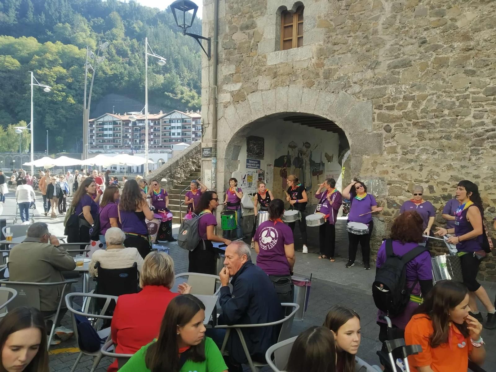 En imágenes: Ondarroa celebra el Día del Abrazo a la Diversidad