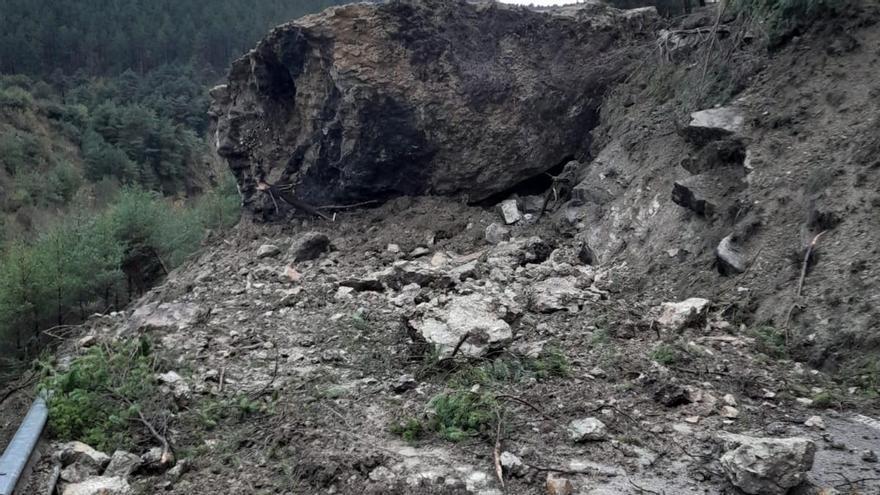 Cortado el acceso a Ilurdotz por un desprendimiento en la carretera