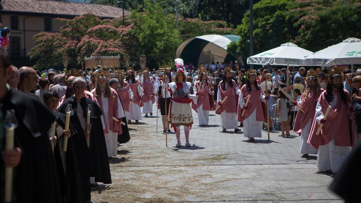 El ritual procesional del Corpus, con San Miguel, los Apostoles y cofrades en primer plano. / Esti Veintemillas