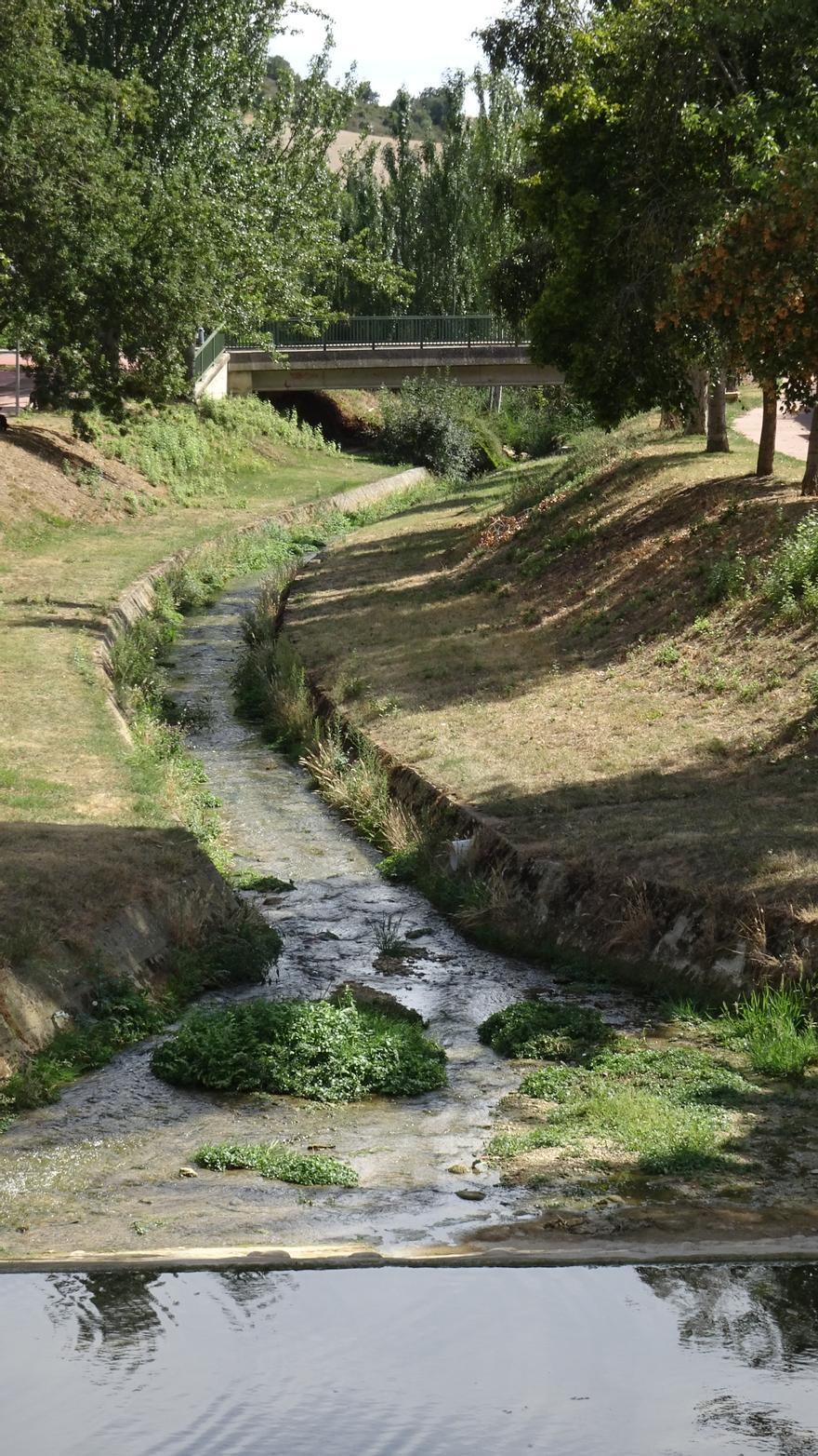 El río Iranzu sale de Villatuerta en busca del Ega, donde desemboca.