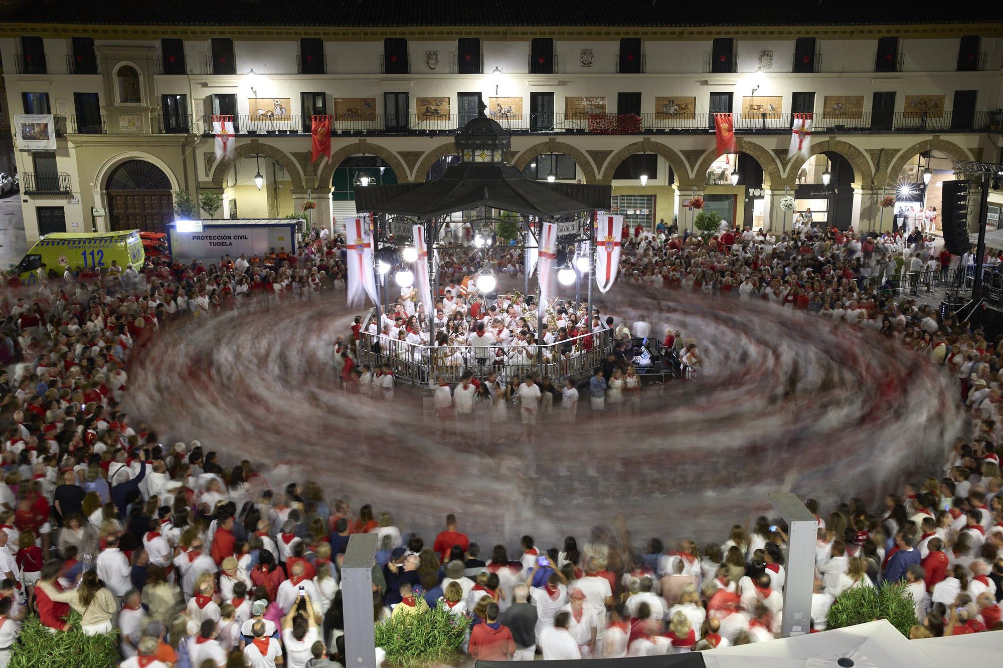 Fotos del baile de La Revoltosa en Tudela